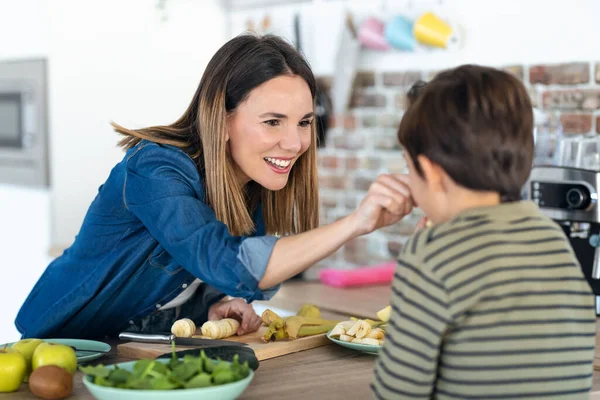 Skjuten Söt Ung Mor Leker Med Sin Son Medan Skär — Stockfoto