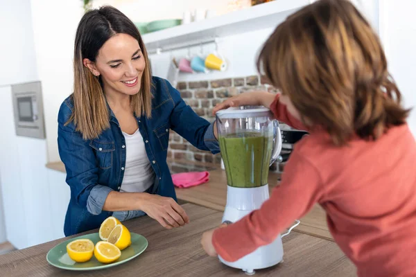 Foto Niño Ayudando Madre Preparar Jugo Desintoxicación Con Licuadora Cocina — Foto de Stock