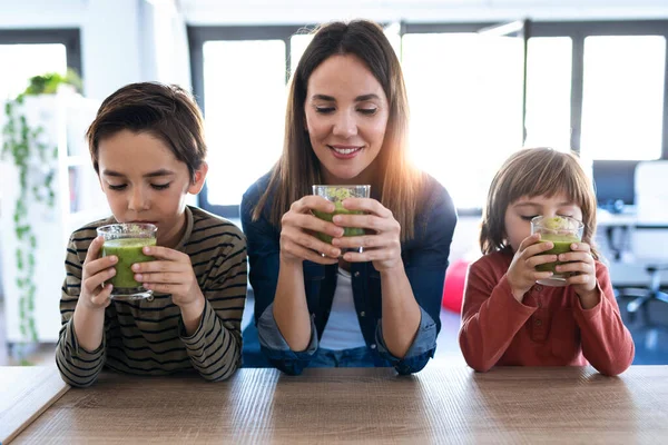 Foto Hermosa Madre Joven Con Sus Hijos Bebiendo Batido Desintoxicación — Foto de Stock