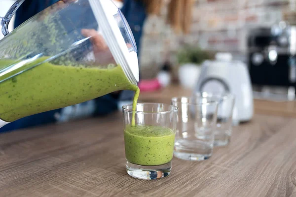 Close Woman Serving Detox Green Juice Glasses Home — Stock Photo, Image