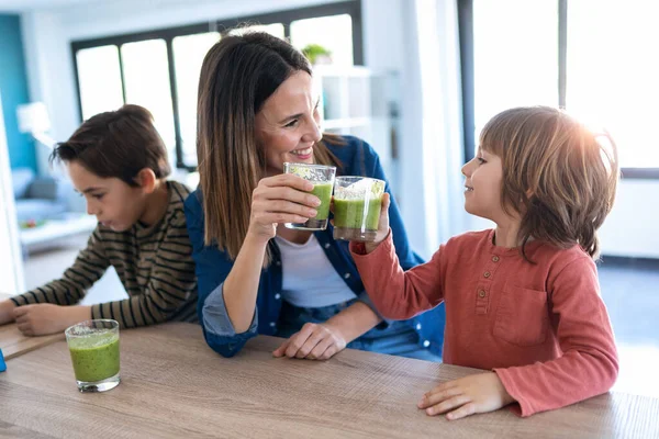 Tiro Jovem Mãe Bonita Com Seu Filho Brindar Com Smoothie — Fotografia de Stock