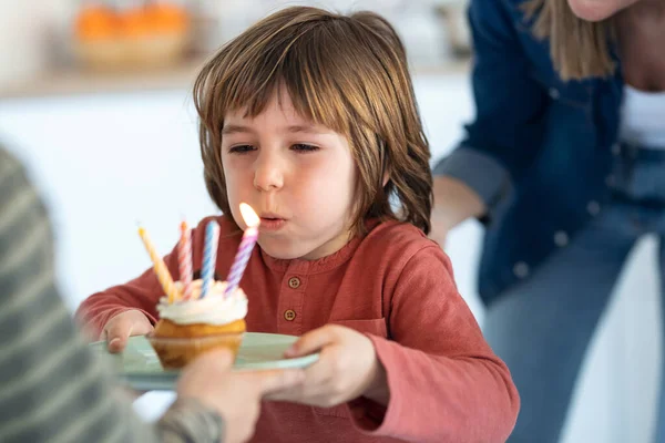 Tiro Garoto Engraçado Soprando Velas Seu Bolo Aniversário Casa — Fotografia de Stock