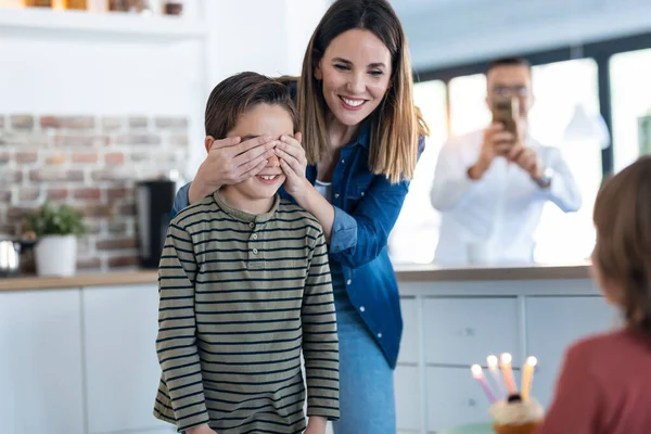 Colpo Giovane Madre Che Copre Gli Occhi Suo Figlio Mentre — Foto Stock