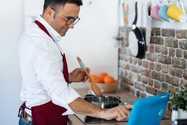 Tourné Beau Homme Cuisinant Tout Suivant Une Recette Sur Tablette — Photo