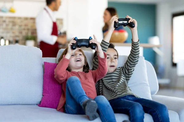 Opname Van Twee Mooie Broers Die Videospelletjes Spelen Terwijl Thuis — Stockfoto