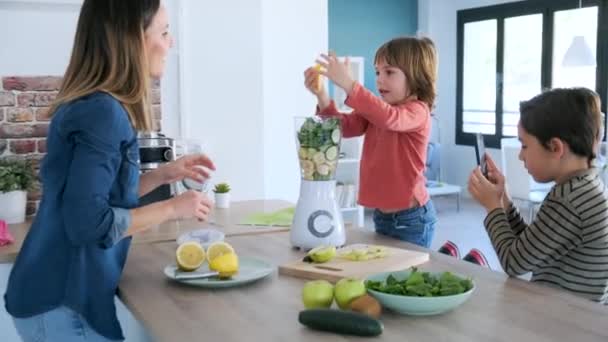 Videó Fiú Segít Anyjának Hogy Készítsen Egy Méregtelenítő Gyümölcslevet Turmixgéppel — Stock videók