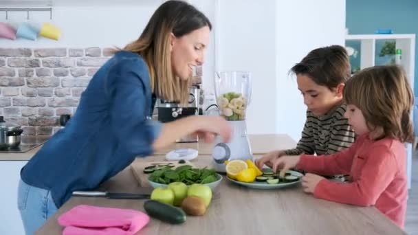 Vídeo Dois Meninos Ajudando Sua Mãe Preparar Suco Desintoxicação Com — Vídeo de Stock