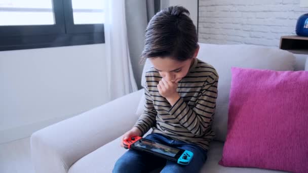 Video Niño Jugando Videojuegos Sentado Sofá Casa — Vídeos de Stock