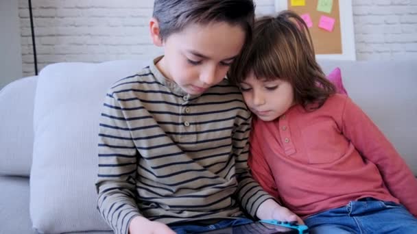 Kanepede Oturmuş Video Oyunu Oynayan Küçük Bir Çocuğun Videosu Kardeşi — Stok video