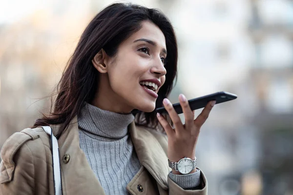 Güzel Bir Genç Kadının Sokakta Dikilirken Akıllı Telefonunda Ses Tanıma — Stok fotoğraf