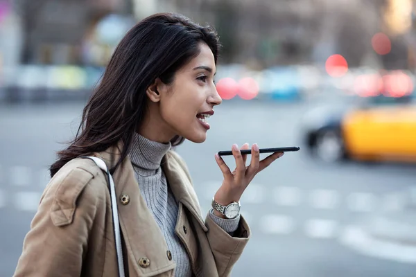 Güzel Bir Genç Kadının Sokakta Dikilirken Akıllı Telefonunda Ses Tanıma — Stok fotoğraf