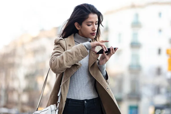 Shot Van Mooie Jonge Vrouw Die Kaart Raadpleegt Haar Mobiele — Stockfoto