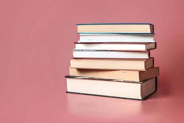 Tiro Livros Empilhados Fundo Rosa Com Espaço Cópia — Fotografia de Stock