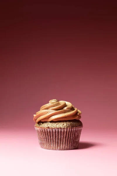 Tiro Cupcake Chocolate Luxo Baixa Perspectiva Isolada Contra Fundo Rosa — Fotografia de Stock