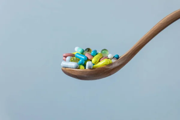 Tiro Cuchara Madera Con Una Variedad Píldoras Tabletas Cápsulas Farmacéuticas —  Fotos de Stock