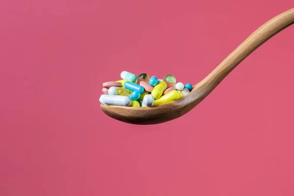 Снимок Деревянной Ложки Различными Лекарственными Препаратами Таблетки Таблетки Капсулы Розовом — стоковое фото