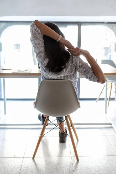 Foto Mujer Negocios Tomando Momento Para Relajarse Estirarse Oficina Vista —  Fotos de Stock