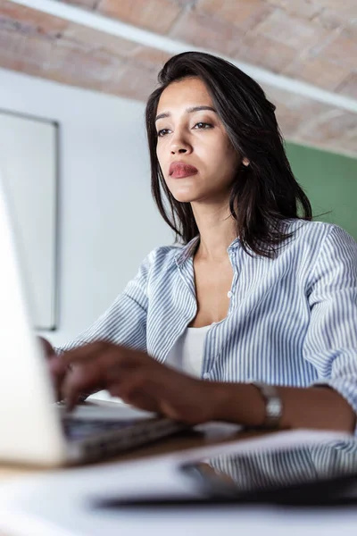 Foto Mujer Negocios Joven Elegante Que Trabaja Con Computadora Portátil —  Fotos de Stock