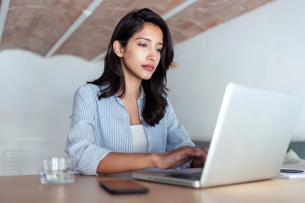 Prise Vue Jeune Femme Affaires Élégante Travaillant Avec Son Ordinateur — Photo