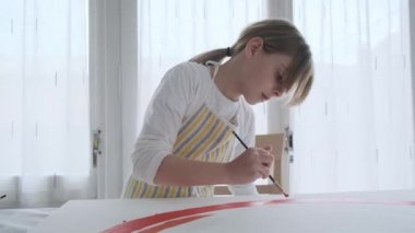 Güzel bir genç kızın renkli gökkuşağını birlikte çizdiği video..