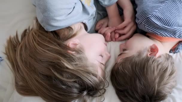 Video Hermano Hermana Están Durmiendo Juntos Cama Dormitorio — Vídeos de Stock