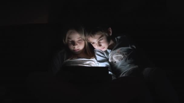 Vidéo Mignon Petit Garçon Fille Couché Sous Couverture Nuit Regarder — Video