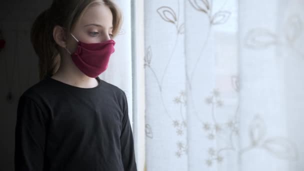 Vídeo Menina Triste Usando Uma Máscara Facial Pano Olhando Através — Vídeo de Stock