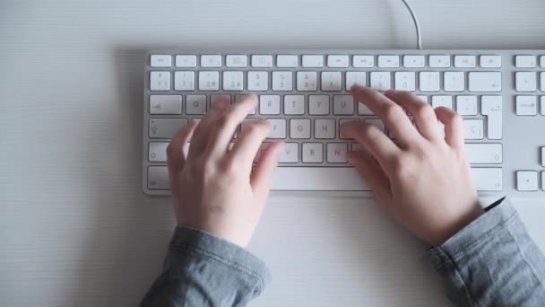 Çocuk Ellerinin Klavyeye Yazdığı Yakın Çekim Videosu Seçici Odak — Stok video