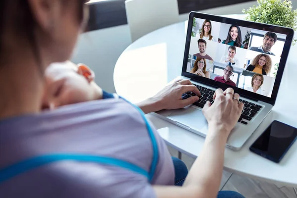 Achteraanzicht Van Vrouw Haar Baby Zoon Doen Online Ontmoeting Met — Stockfoto