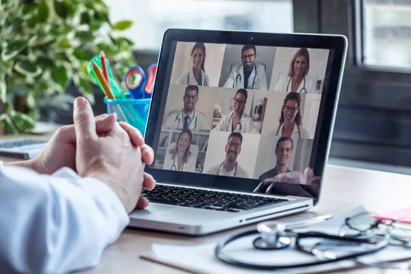 Achteraanzicht Van Mannelijke Arts Met Videoconferentie Laptop Met Zijn Collega — Stockfoto