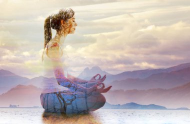 Göl manzarası üzerinde Lotus pozisyonunda yoga yapan bir kadının siluetine iki kez maruz kalmak. Evren ve doğa ile bağlantı kavramı.