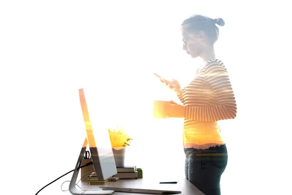 Doble Exposición Mujer Utilizando Teléfono Móvil Delante Computadora Portátil Paisaje — Foto de Stock