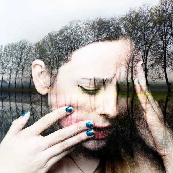 虐待や森林湖の背景に苦しんでいるうつ病の女性の二重暴露 うつ病 ネガティブな感情を示す概念的なイメージ — ストック写真