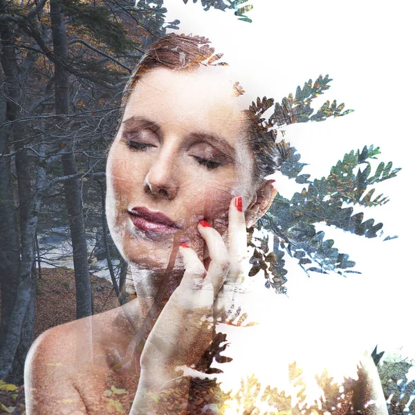森林の背景にきれいな新鮮な肌を持つ美しい若い女性の二重露出 セルフケアの概念 — ストック写真
