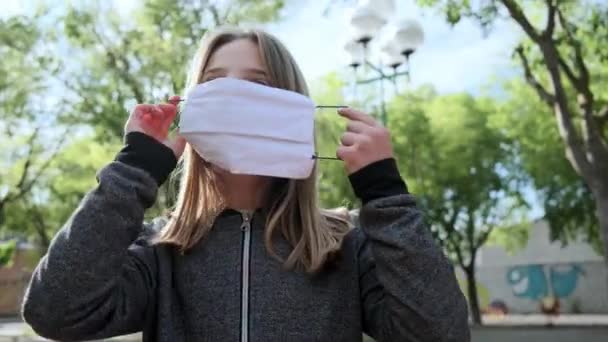 Close Uma Jovem Com Uma Máscara Protetora Rua Quarentena Ameaça — Vídeo de Stock