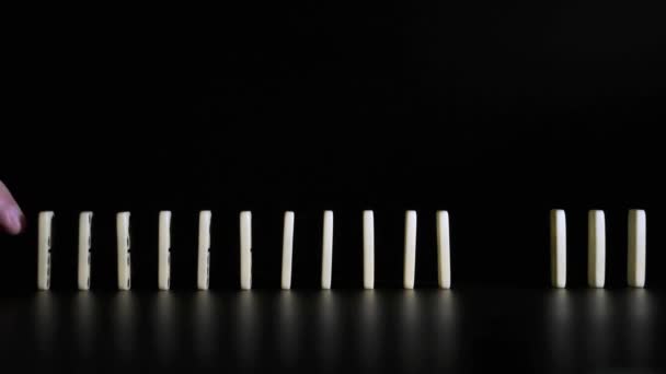 Zeitlupe Aufgereihter Fallender Dominos Die Den Effekt Sozialer Distanzierung Symbolisieren — Stockvideo