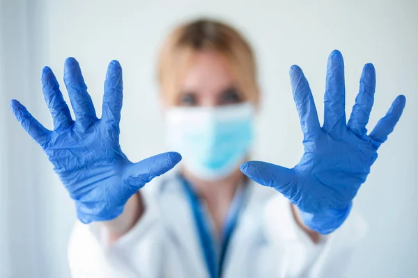 Portrét Ženského Lékaře Lékařskou Maskou Ukazující Ruce Kameru Při Nošení — Stock fotografie