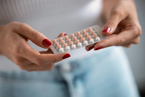 Primer Plano Mujer Sosteniendo Una Píldora Anticonceptiva Concepto Métodos Anticonceptivos —  Fotos de Stock