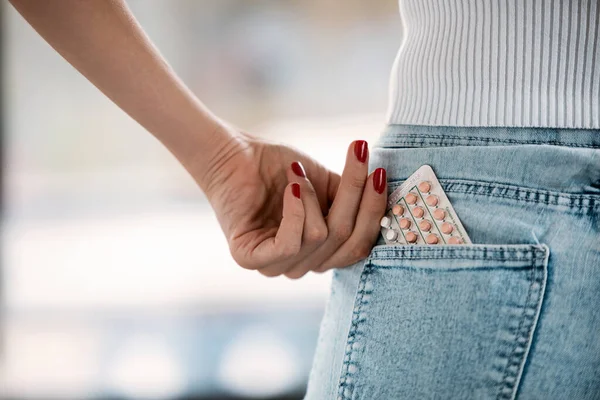 Foto Mujer Con Jeans Ajustados Sus Píldoras Anticonceptivas Bolsillo Mostrando — Foto de Stock