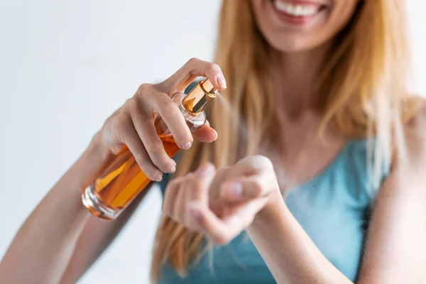 Primer Plano Joven Sonriente Que Aplica Perfume Muñeca Mientras Está — Foto de Stock