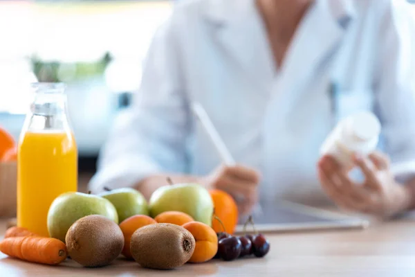 Close Van Vrouw Voedingsdeskundige Arts Schrijft Het Medisch Recept Voor — Stockfoto