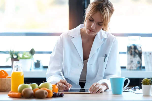 Colpo Donna Medico Nutrizionista Che Lavora Con Suo Tablet Digitale — Foto Stock