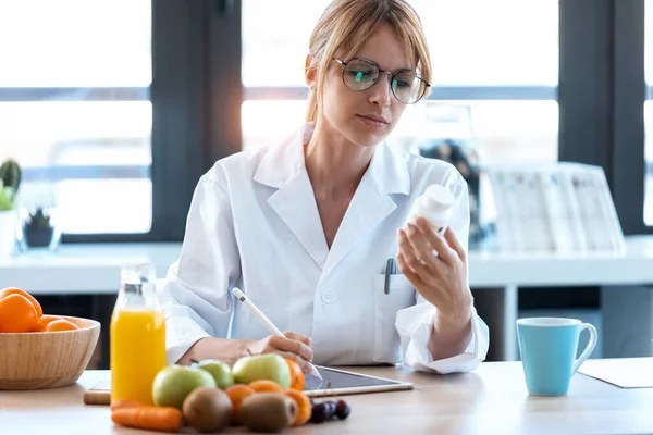 Shot Woman Nutritionist Doctor Writes Medical Prescription Correct Diet Desk — Stock Photo, Image