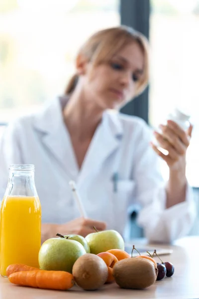 Výstřel Ženy Nutriční Lékař Píše Lékařský Předpis Pro Správnou Dietu — Stock fotografie