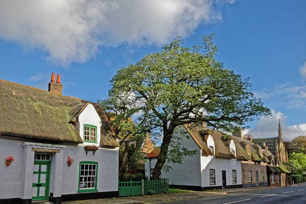 Gamla halmtak stugor i en Uk stad — Stockfoto