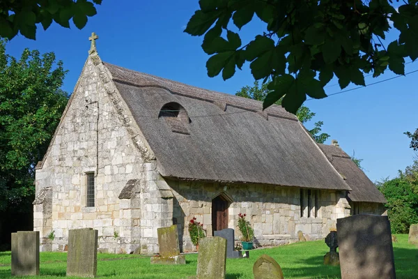 Starożytny kryte strzechą Kościoła w Lincolnshire, Wielka Brytania — Zdjęcie stockowe