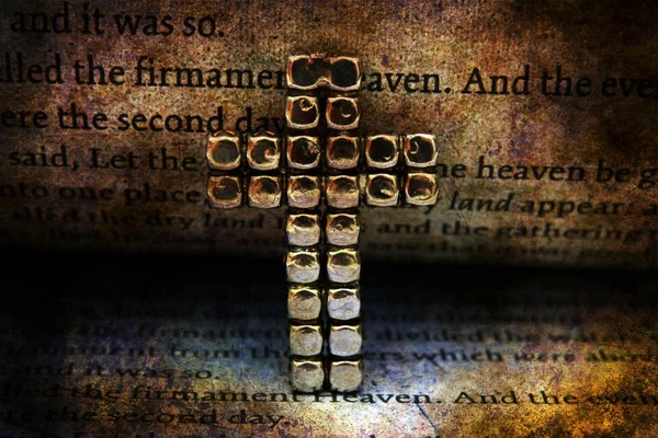 Krzyża i Biblia koncepcji grunge — Zdjęcie stockowe