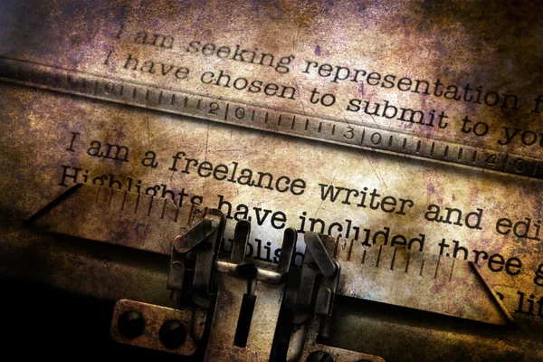 Freelance schrijver brief op vintage typemachine — Stockfoto