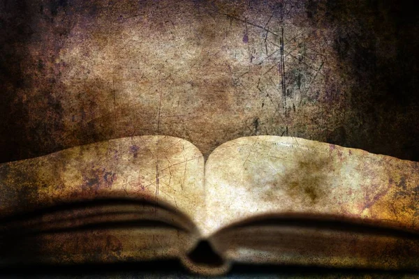 Open book against grunge background — Stock Photo, Image