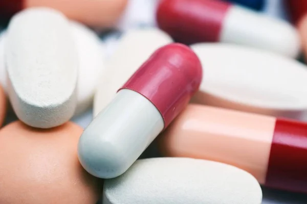 Piller som närbild över vita — Stockfoto